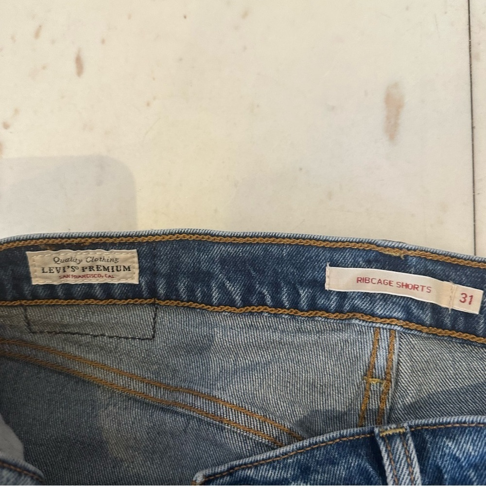 Levi’s Premium Ribcage Short - Picture 4 of 9